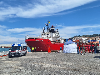 Ancona – Sbarcati al porto 25 migranti, tra loro bambini ed una donna incinta